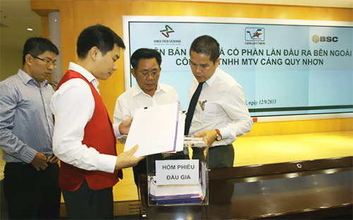 Đại diện Công ty TNHH Một thành viên Cảng Quy Nhơn kiểm tra hòm phiếu tại phiên đấu giá.