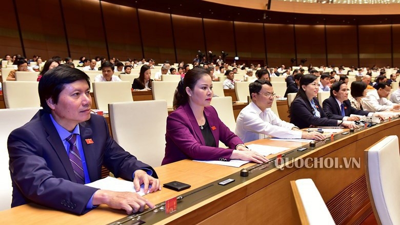 Đại biểu bấm nút thông qua Luật Cảnh sát biển Việt Nam 