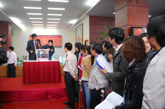 Hàng trăm khách hàng xếp hàng chờ bốc thăm quyền mua căn hộ tại sàn giao dịch bất động sản Nam Cường sáng 1/11.