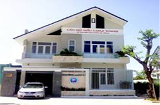 Nhà mẫu tại số 100 đường Nguyễn Công Trứ, thành phố Đà Nẵng. Lapaz Tower cao 15 tầng với một tầng hầm, gồm 77 căn hộ và 6 căn penthouse, với tổng mức đầu tư là 106 tỷ đồng.