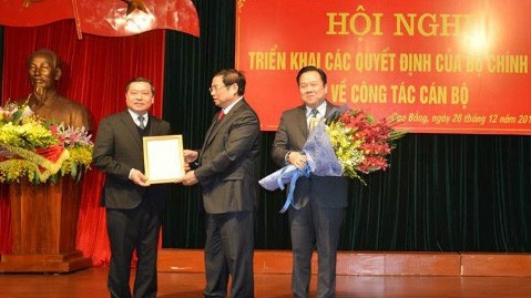 Trưởng ban Tổ chức Trung ương Phạm Minh Chính trao Quyết định của Bộ Chính trị cho ông Lại Xuân Môn (bên trái).