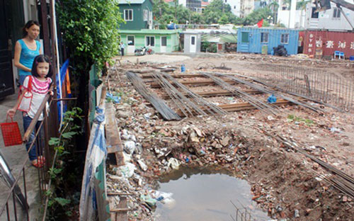 Việc triển khai dự án cao ốc quốc tế Hồ Tây đã ảnh hưởng đến an toàn của khu dân cư bên cạnh.<br>