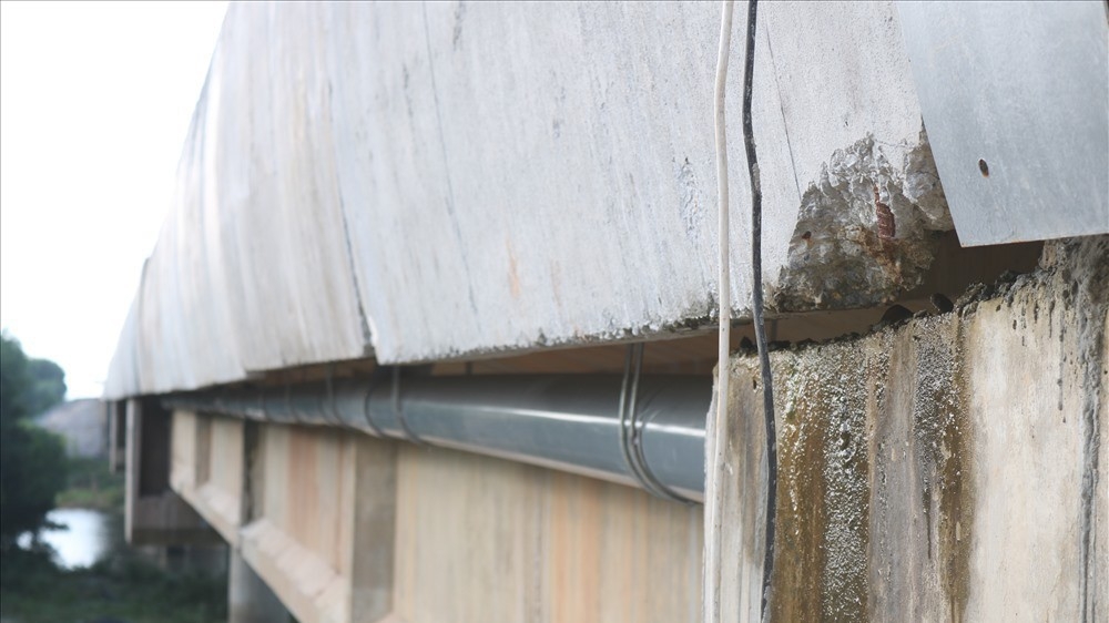 Có tình trạng thấm nước tại hàng chục cây cầu và hầm chui trên cao tốc Đà Nẵng - Quảng Ngãi.