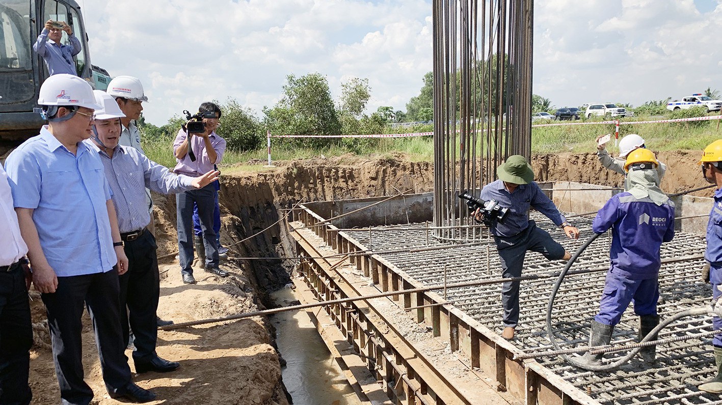 Phó thủ tướng Vương Đình Huệ thị sát tiến độ cao tốc Trung Lương - Mỹ Thuận.
