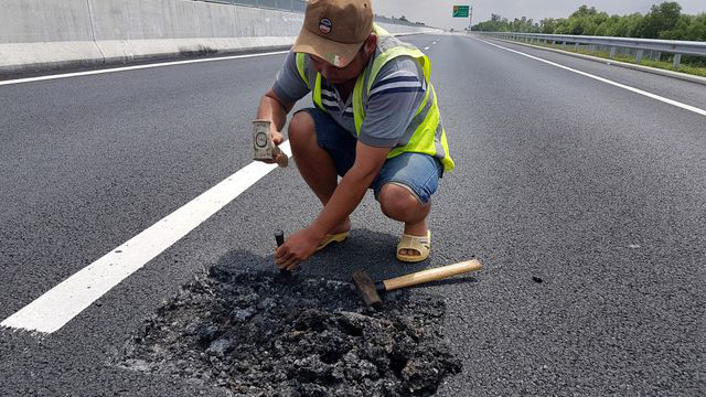 Cao tốc Đà Nẵng - Quảng Ngãi vốn đầu tư 34.000 tỷ đồng vừa làm đã hỏng.
