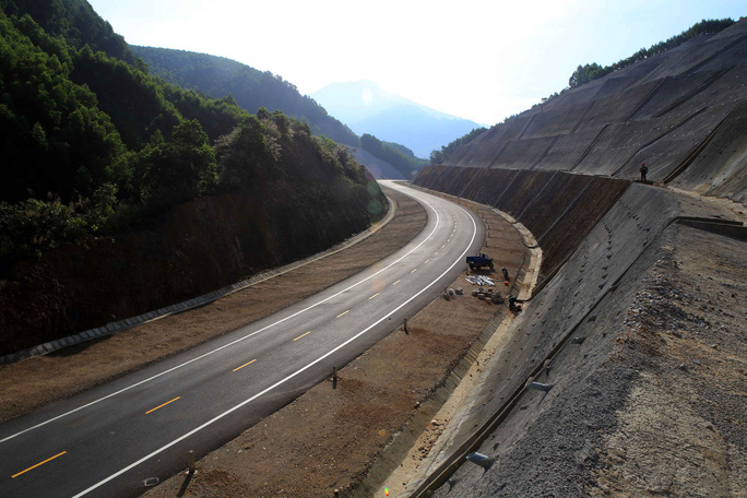 Cao tốc Lộ Tẻ - Rạch Sỏi, là tuyến cao tốc thứ hai được xây dựng ở đồng bằng sông Cửu Long, sau tuyến Tp.HCM - Trung Lương. Dự án này điểm có đầu kết nối với cầu Vàm Cống (Cần Thơ), điểm cuối nối với tuyến tránh TP Rạch Giá (huyện Châu Thành, tỉnh Kiên Giang), được đầu tư hơn 6.300 tỷ đồng, trong đó vốn vay Hàn Quốc hơn 4.500 tỷ đồng (200 triệu USD), còn lại là vốn đối ứng từ ngân sách. Dự án quy mô đường cao tốc loại A, vận tốc thiết kế 80 km/h, 4 làn xe, có dải phân cách cứng, kết cấu mặt đường láng nhựa.
