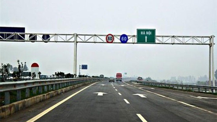 Nguyên nhân chính khiến dự án chậm tiến độ là do nhà thầu không bố trí đủ máy móc, thiết bị, nhân lực để tổ chức thi công