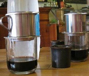 Cà phê pha phin được tiêu thụ ngày càng nhiều.