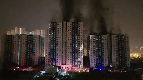 Vụ cháy nhà ở Carina Plaza tại Tp.HCM khiến ít nhất 14 người thiệt mạng.