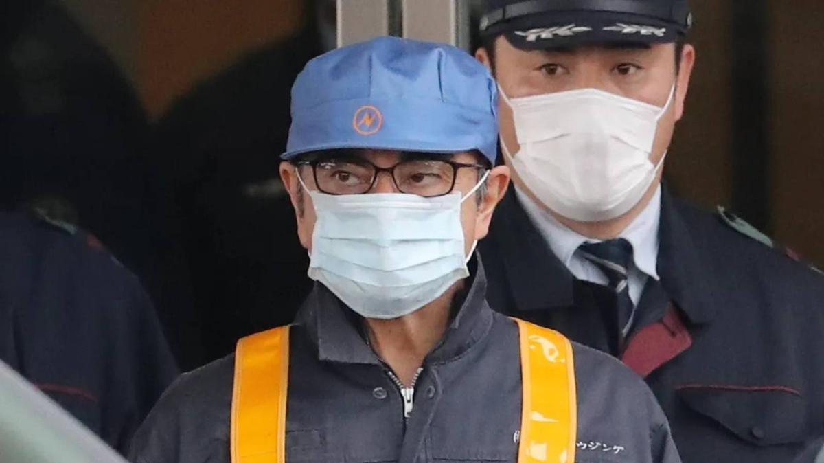 Carlos Ghosn đeo khẩu trang rời khỏi nhà tù Tokyo hồi tháng 3/2019. Ông lên máy bay trốn khỏi Nhật vào đêm ngày 29/12/2019 - Ảnh: Nikkei.