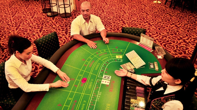 Công ty vận hành Câu lạc bộ quốc tế Hoàng Gia triền miên thua lỗ do lượng khách sụt giảm mạnh. 