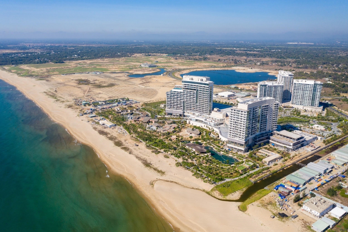 Siêu dự án Casino Nam Hội An nằm sát bên bờ biển.