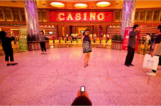 Bên trong sòng bạc Resorts World Sentos ở Singapore - Ảnh: NYT.