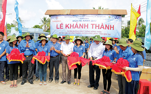 Tôn Đông Á đã tài trợ kinh phí xây dựng 6 cây 
cầu, 8 con đường với tổng số tiền lên đến gần 2,5 tỷ đồng