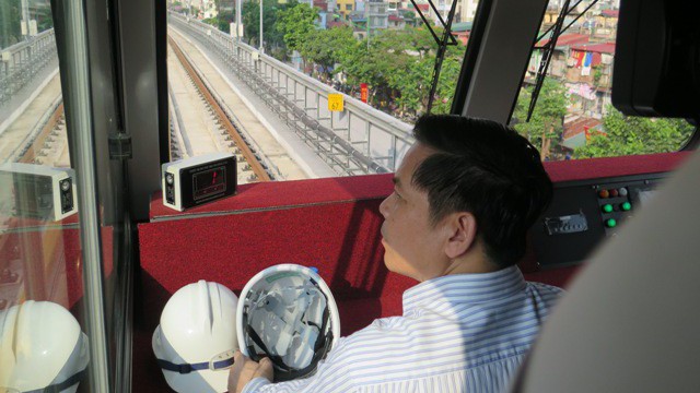 Bộ trưởng Nguyễn Văn Thể trực tiếp đi trên tàu phục vụ công thi công để thị sát công trường từ Depot đến ga Cát Linh.
