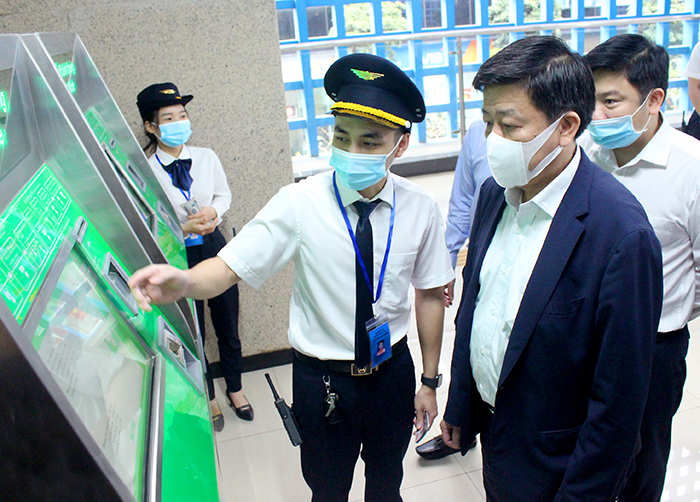 Phó chủ tịch UBND Thành phố Hà Nội Dương Đức Tuấn thị sát toàn tuyến đường sắt Cát Linh - Hà Đông.