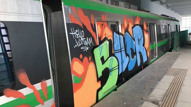 Tàu điện đường sắt Cát Linh - Hà Đông bị vẽ bậy.
