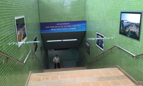 Dùng song ngữ Việt - Anh trên đường sắt Cát Linh - Hà Đông