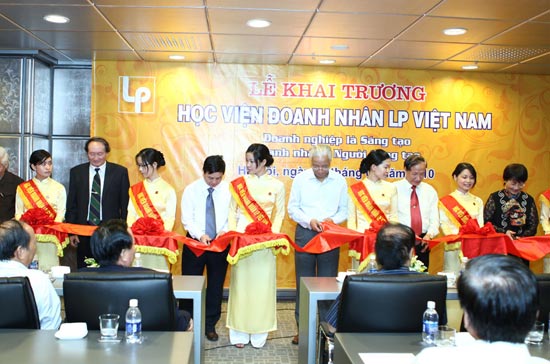 Cắt băng khai trương Học viện sáng 8/8.