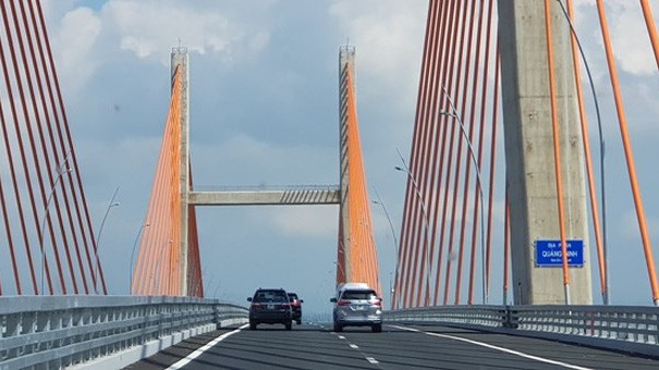 Cầu Bạch Đằng vừa thông xe ngày 1/9 đã xuất hiện tình trạng lún võng, gây mất an toàn giao thông.