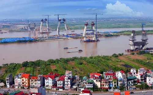 Dự án cầu Nhật Tân có tổng đầu tư 2.500 tỷ đồng, khởi công từ tháng 3/2011 nhưng đến nay tiến độ đang bị chậm do vướng mặt bằng.<br>