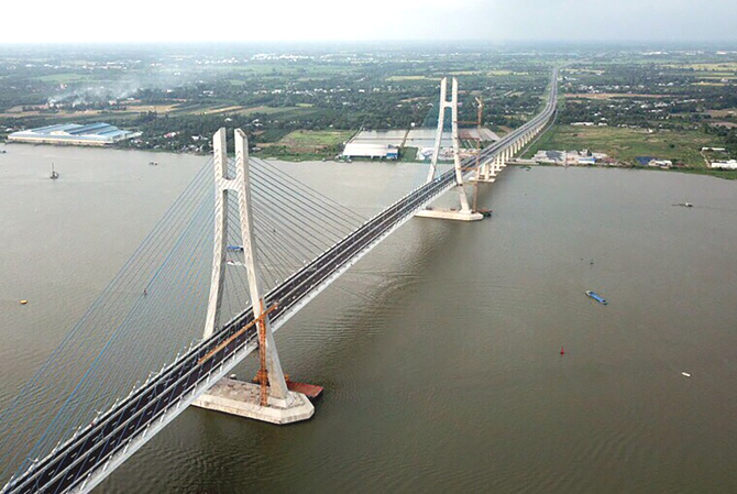 Cầu Vàm Cống bắc qua sông Hậu, nối huyện Lấp Vò (Đồng Tháp) và quận Thốt Nốt (Cần Thơ) đã được hợp long cuối năm 2017. Tuy nhiên, tháng 11/2017, các đơn vị đã phát hiện dầm ngang CB6 bị nứt với vết xé rộng hơn 4 cm, kéo dài ngang dầm khoảng 2 m, công trình phải dừng thi công để tiến hành sửa chữa.  Ngày 19/5/2019, công trình đã được khánh thành với niềm vui của người dân đôi bờ sông Hậu.