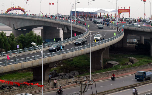 Dự án đường trên cao vành đai 2 có điểm đầu nối với Nam cầu Vĩnh Tuy.<br>