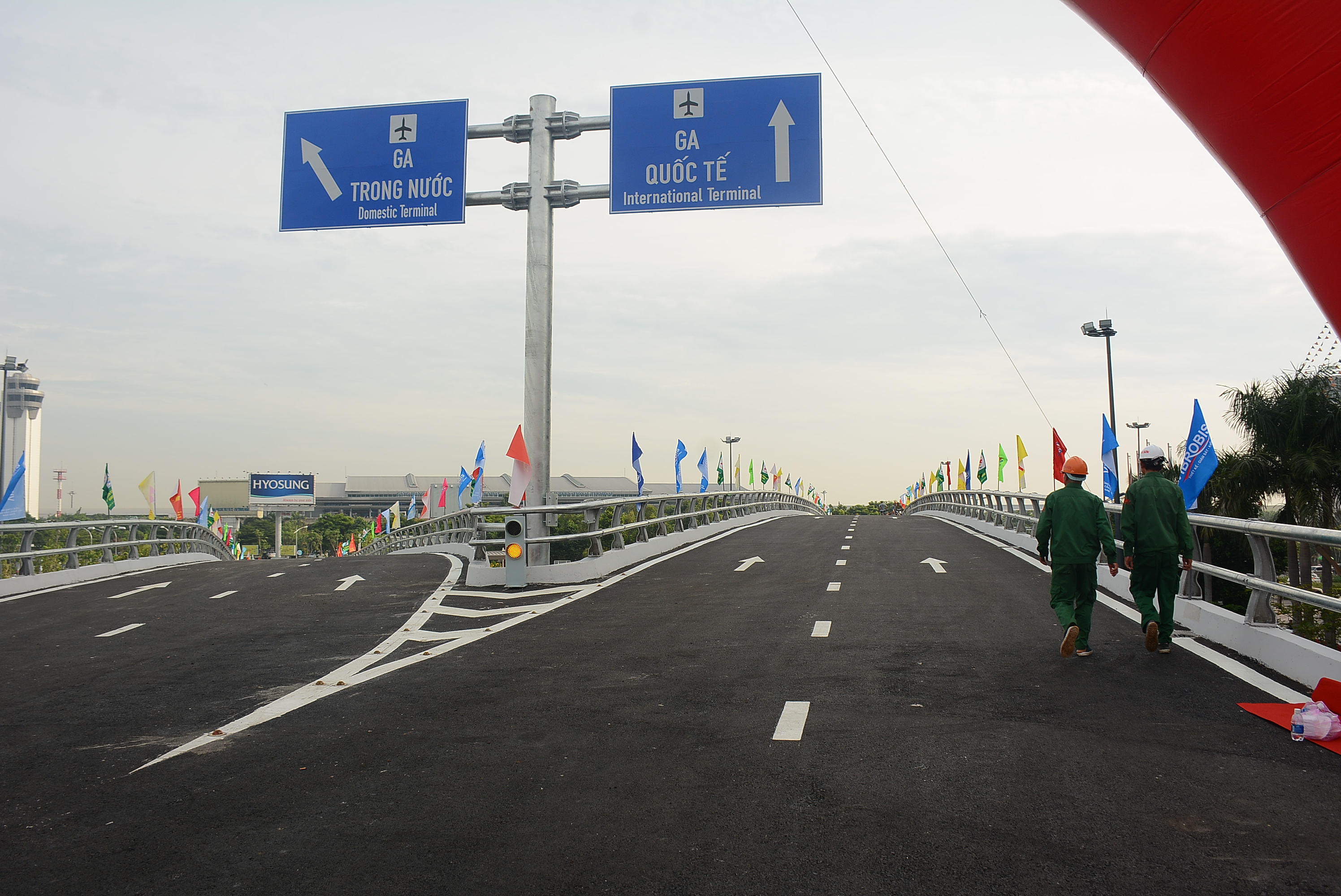 Thông xe tại cầu vượt nút giao Trường Sơn - Tân Sơn Nhất - Bình Lợi - Vành đai ngoài.