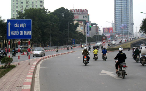 Cầu vượt Láng - Nguyễn Chí Thanh có vốn đầu tư trên 300 tỷ đồng, được đưa vào sử dụng ngay trước Tết nguyên đán vừa qua.<br>