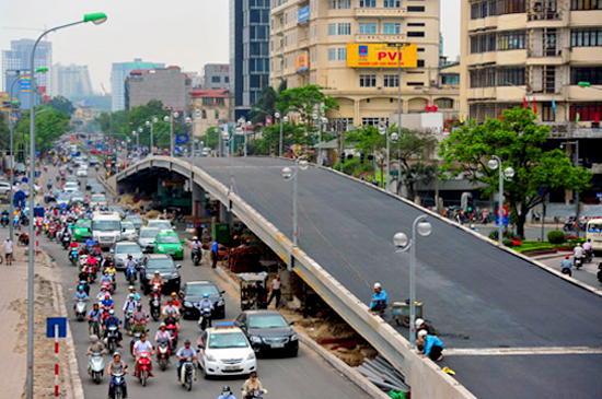 Cầu vượt nhẹ - một trong số ít các dự án đảm bảo tiến độ giải ngân và thực hiện của Hà Nội.