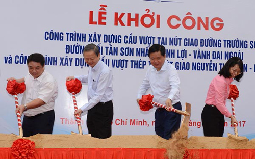 Lãnh đạo Tp.HCM tại lễ khởi công 2 dự án ngày 8/2.<br>