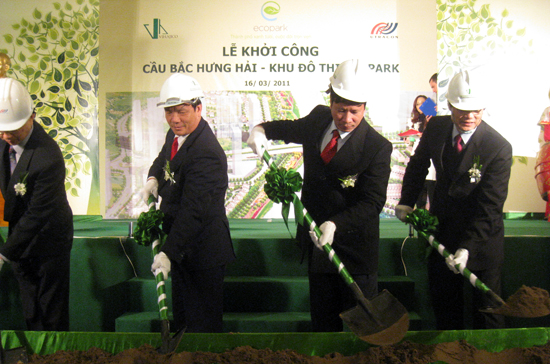 Lãnh đạo tỉnh Hưng Yên và chủ đầu tư tại lễ khởi công dự án.