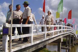 Một cây cầu mới vừa xây xong ở ấp Mương Điều A, xã Tạ An Khương, huyện Đầm Dơi, tỉnh Cà Mau từ nguồn vốn vận động tài trợ