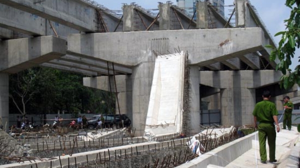 Sập dầm cầu cạn Pháp Vân: “Có thể do thi công”