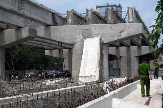 Công an thành phố Hà Nội đang tiến hành khám nghiệm hiện trường sự cố.