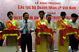 Bộ trưởng Bộ Thông tin và Truyền thông Lê Doãn Hợp cùng các đại biểu cắt băng khai trương Câu lạc bộ Doanh nhân LP, ngày 15/5.