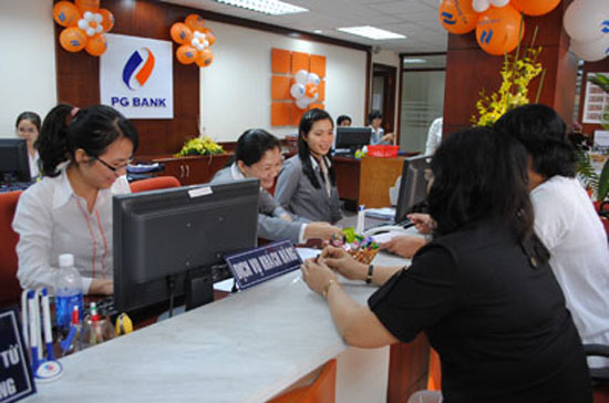 Tại một phòng giao dịch của PG Bank. Vốn điều lệ 2.000 tỷ đồng của ngân hàng này đang ở dưới mức quy định của Nghị định 141/NĐ-CP.