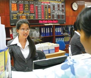 Trên giấy tờ, hợp đồng giữa ngân hàng và doanh nghiệp, mọi giao dịch ngoại tệ đều nằm trong biên độ, tỷ giá cho phép - Ảnh: Lê Toàn.