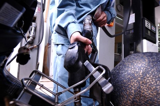 "Mức giảm giá xăng dầu chỉ vài phần trăm như lần này thì ảnh hưởng lan tỏa sẽ là không nhiều" - Ảnh: Getty.