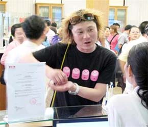 Một nhà đầu tư Nhật hỏi thủ tục mở tài khoản tại sàn giao dịch Công ty Chứng khoán SSI - Ảnh: TT.