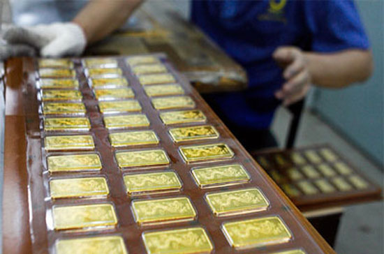 Theo giới kinh doanh vàng, diễn biến khá phức tạp của giá vàng trong ngày hôm nay xuất phát từ biến động của tỷ giá USD tự do.