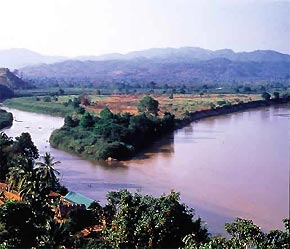 Sông Mê Kông bắt nguồn từ cao nguyên Tây Tạng, xuôi về biển Đông qua lãnh thổ của Trung Quốc, Myanmar, Lào, Thái Lan, Campuchia và Việt Nam.