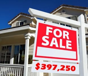 Giá nhà sụt giảm là một trong những nguyên nhân khếin giá trị tài sản ròng của các hộ gia đình tại Mỹ thời gian qua liên tục xuống dốc.