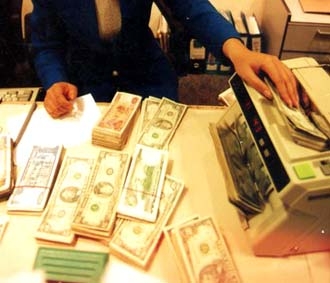 Nhiều ngân hàng thương mại cũng nhận thức được rằng, việc cạnh tranh tăng lãi suất huy động vốn thời gian qua đem lại rất ít hiệu quả về việc tăng trưởng quy mô thu hút tiền gửi, nhưng lại làm ảnh hưởng đến tình hình tài chính của bản thân ngân hàng thương mại - Ảnh: Việt Tuấn.