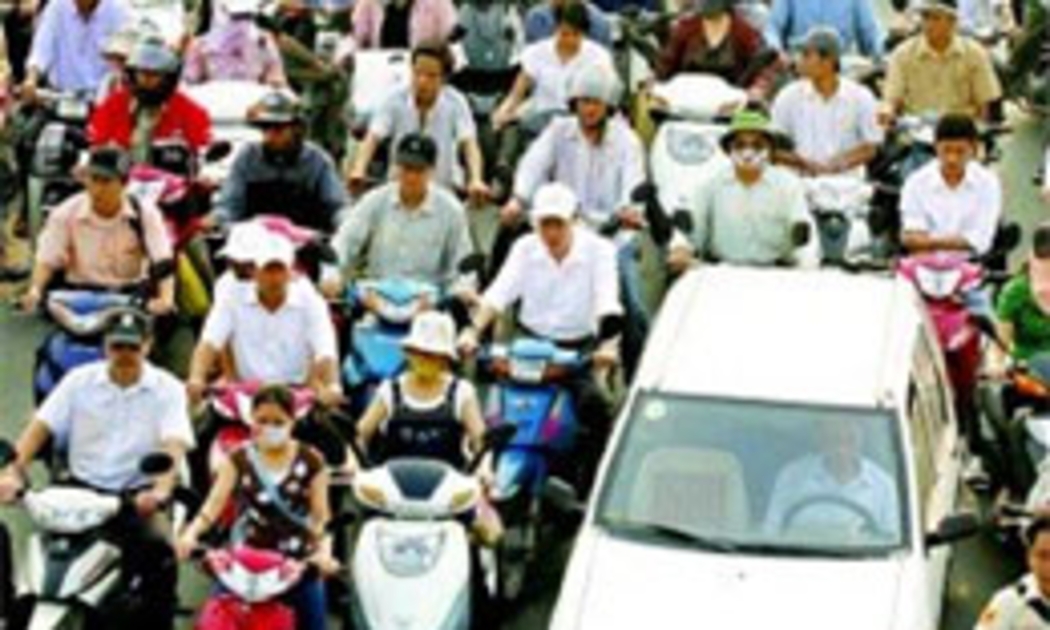 Người dân Hà Nội phải thường xuyên đối mặt với việc tắc nghẽn giao thông nhưng vấn đề quan trọng này lại chưa thấy thể hiện trong dự án quy hoạch lại Hà Nội - Ảnh: Lê Toàn.