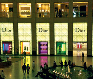  Những hãng thời trang lớn như Dior cũng phải giảm giá quyết liệt để giữ khách - Ảnh: TL.