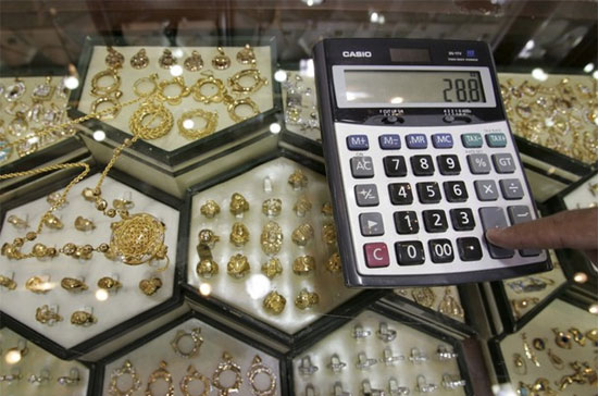 Vàng đang chịu áp lực giảm giá từ đồng USD mạnh và hoạt động bán ra lấy tiền bù lỗ cho danh mục đầu tư chứng khoán.