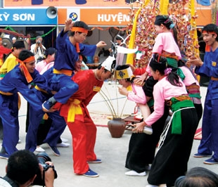 Một lễ hội của người Mường ở Hòa Bình.