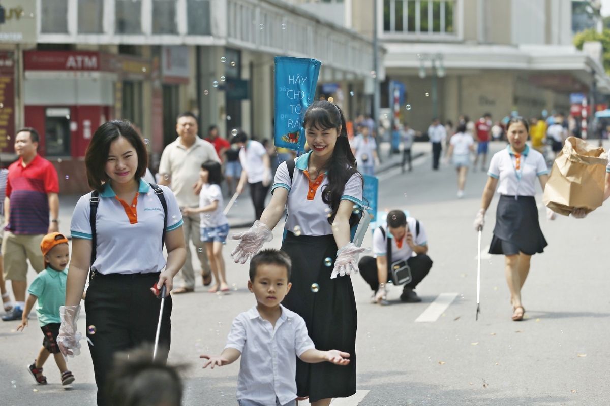 CBNV ABBANK thực hiện phân loại rác tại khu vực Hồ Hoàn Kiếm 1