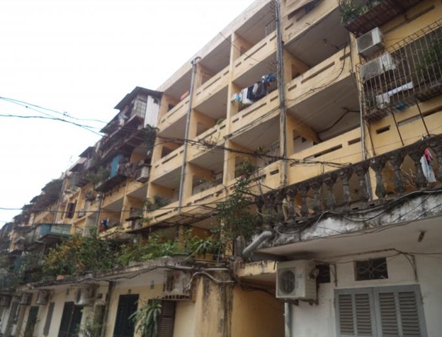  Khu chung cư cũ Kim Giang gồm các tòa nhà có chiều cao từ 2 - 5 tầng, được xây dựng từ những năm 1970 và đang xuống cấp. 